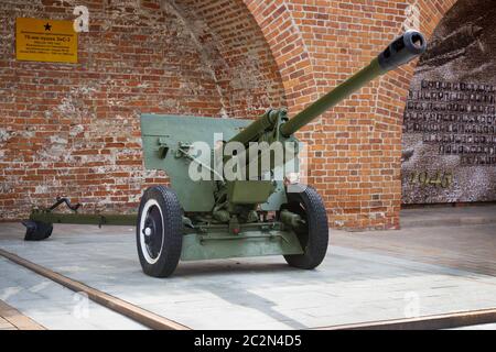 Sowjetische Panzerabwehr 76 mm Kanone des Zweiten Weltkriegs, ZIS-3 Outdoor-Ausstellung in N.Nowgorod Stockfoto