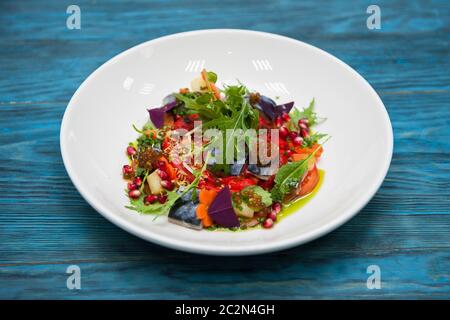 Escabeche Fischgericht mit Kaviar: Makrele in Marinade mit Gemüse, auf einem Schild auf dem Holz- blauen Hintergrund. Stockfoto