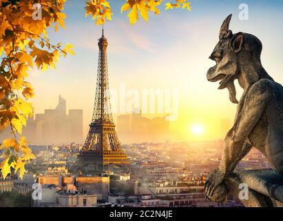 Stein Bestien und Eiffelturm bei Sonnenuntergang in Paris, Frankreich Stockfoto