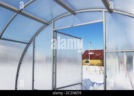 Blick auf ein Landhaus im Gewächshaus Winter Stockfoto