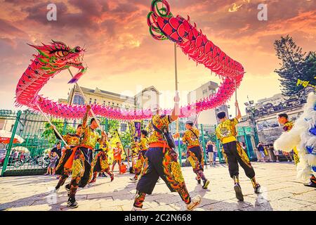 Ho Chi Minh Stadt, Vietnam - 05. JAN 2020: Khai Quang Diem Nhan Zeremonie ('Offene Augen') beten für Löwe und Drachen Tanz im Thien Hau Tempel (Chinatown Stockfoto