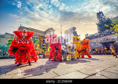 Ho Chi Minh Stadt, Vietnam - 05. JAN 2020: Khai Quang Diem Nhan Zeremonie ('Offene Augen') beten für Löwe und Drachen Tanz im Thien Hau Tempel (Chinatown Stockfoto