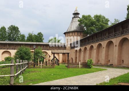 Mauer und Turm Kloster Spaso-Euthymius in Susdal Stockfoto