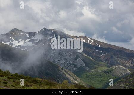 Bergwelt im Nationalpark Picos de Europa, Spanien, Asturien. Schnee auf den Gipfeln. Stockfoto