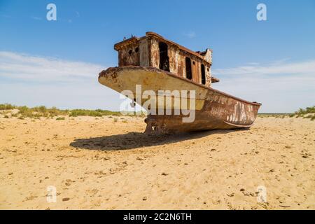 Boote, die auf einem Schiff Friedhof auf einer Wüste um Moynaq, Moynoq oder Muynak - Aralsee oder Aral See - Usbekistan, in Zentralasien Stockfoto