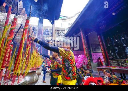 Ho Chi Minh Stadt, Vietnam - 05. JAN 2020: Khai Quang Diem Nhan Zeremonie ('Offene Augen') beten für Löwe und Drachen Tanz im Thien Hau Tempel (Chinatown Stockfoto