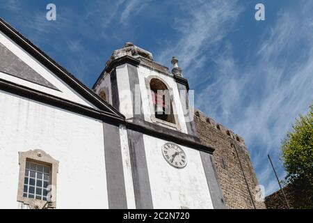 Architektonisches Detail der Jakobskirche (Igreja de Santiago) in Obidos, Portugal Stockfoto