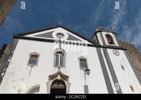 Architektonisches Detail der Jakobskirche (Igreja de Santiago) in Obidos, Portugal Stockfoto