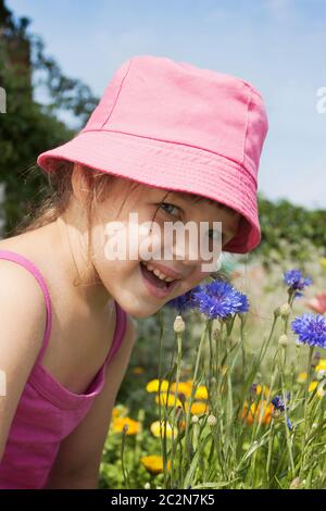 Ein kleines Mädchen auf einer Wiese Stockfoto