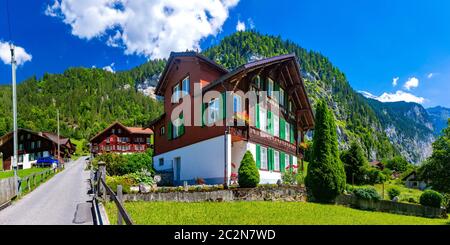 Wunderschönen Bergdorfes von Lauterbrunnen und das Lauterbrunnental Wand in den Schweizer Alpen, Schweiz. Stockfoto