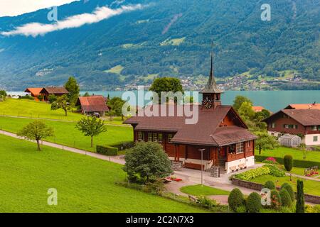 Schweizer Dorf Iseltwald mit traditionellen Holz Kirche auf dem südlichen Ufer des Brienzersees, Schweiz Stockfoto