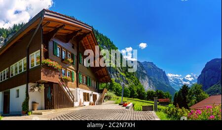 Wunderschönen Bergdorfes von Lauterbrunnen und das Lauterbrunnental Wand in den Schweizer Alpen, Schweiz. Stockfoto