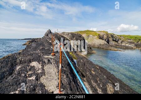 West Cork Küste, Blick von der Kupfer Point Lighthouse, Long Island, County Cork. West Cork, Irland Stockfoto