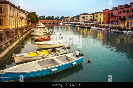 Abendstimmung am Hafen von Peschiera Venetien Italien Stockfoto