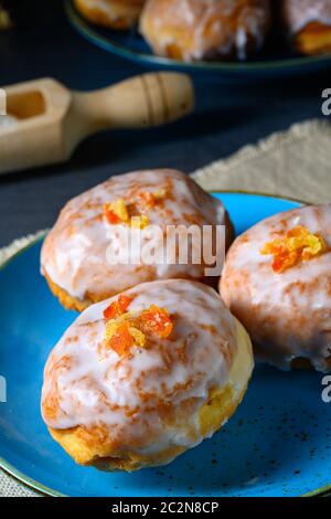Feine Berliner Donuts mit Marmelade Füllung und Vereisung Stockfoto