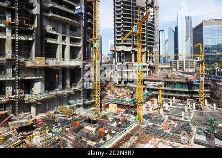 Arbeiter auf modernen constraction Website arbeitet in Dubai arbeiten. Schnelle Stadtentwicklung consept. Stockfoto