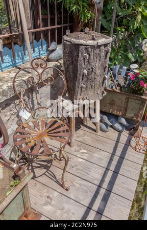 Schnappschüsse bei der Erkundung eines rustikalen Antiquitätenladens in L'Isle Sur La Sorgue, Südfrankreich Stockfoto