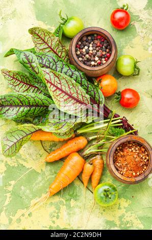 Satz von frischen, rohen Gemüse für Ernährung Salat. Salat Zutaten. Stockfoto