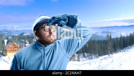 Retro-Skifahrer in den Winterbergen mit Blick auf die Aussicht Stockfoto