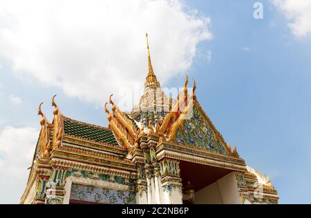 Kunstvoll verzierte alte Dach (Wat Po Temple) Stockfoto