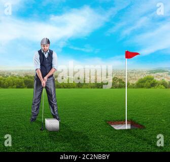 Geschäftsmann, Golfspielen mit einem quadratischen Ball unter freiem Himmel Stockfoto