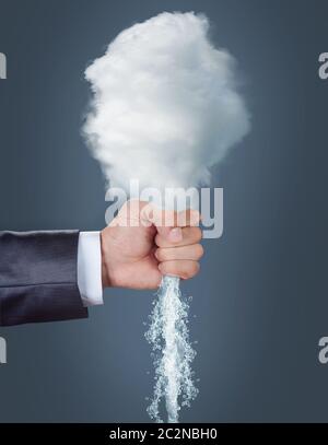 Männliche Hand drückte eine Wolke über dem grauen Hintergrund Stockfoto