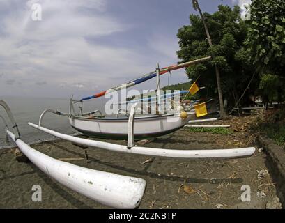 Traditionelle Fischerboote auf dem Meer Bali, Indonesien Stockfoto