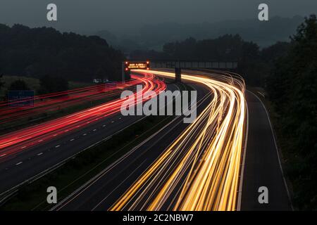 Nebel und Autobahn-Trails Stockfoto