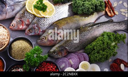 Verschiedene Fischsorten auf Küchentisch, Stockfoto