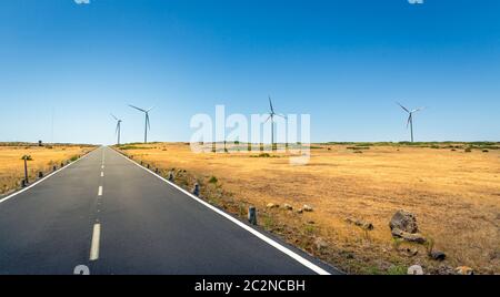 Straße im Tal mit Windmühlen auf jeder Seite Stockfoto