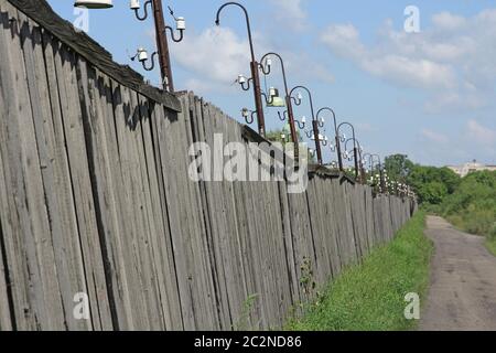 Metallzaundraht, Gras und Himmel im Hintergrund Stockfoto