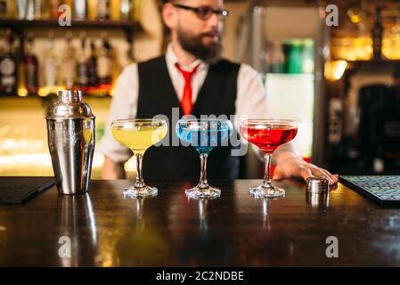 Barkeeper hinter bar-Tresen Show Alkohol Cocktails im restaurant Stockfoto