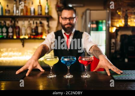 Barkeeper hinter bar-Tresen Show Alkohol Cocktails im restaurant Stockfoto