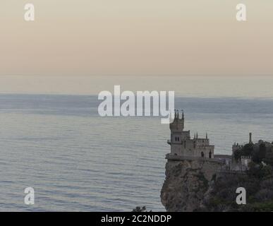 Bekannte Swallow Nest Burg auf dem Felsen im Schwarzen Meer in Krim, Russland Stockfoto