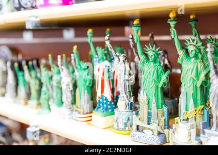 Souvenirs zur Freiheitsstatue im Geschäft in New York. Freiheitsstatue ist ein Symbol der USA Stockfoto