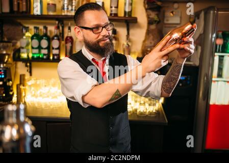 Barkeeper-Flair mit Shaker hinter einer Bar Theke. Barmann flairing Stockfoto