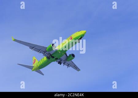 Flugzeug fliegt vor dem Hintergrund der weißen Wolke Stockfoto