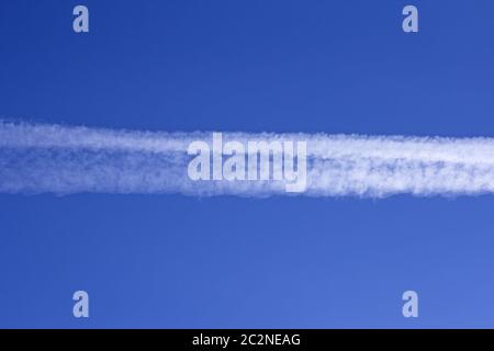 Spur von dem Flugzeug in den Himmel Stockfoto