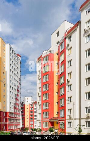 Wide Angle Shot von neuen Wohngebäuden Stockfoto