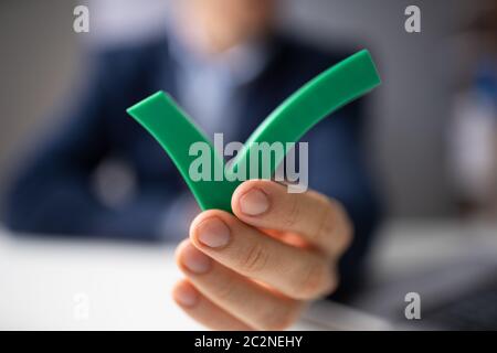 Nahaufnahme der Kaufmann Hand grünes Häkchen Stockfoto