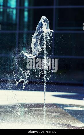 Wasserstrom auf Boden spritzt Stockfoto