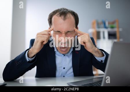 Betonte junge Unternehmer Schreien im Büro Stockfoto