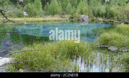 Erstaunliche blauen Geysir See in den Bergen des Altai, Russland Stockfoto