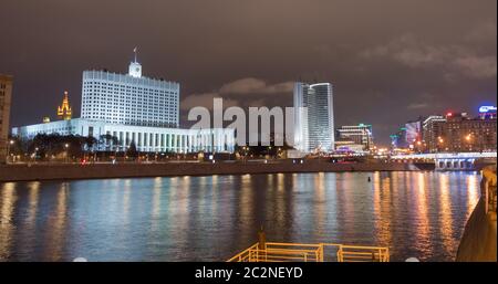 Haus der Regierung in Moskau, Russland, in der Nacht. Stockfoto