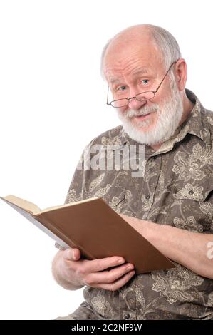 Ältere Mann ein Buch lesen, isoliert auf weiss Stockfoto