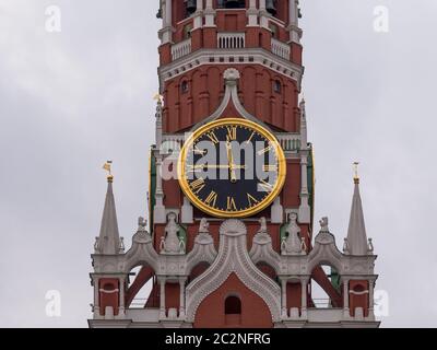 Der Moskauer Kreml Hauptuhr namens Kuranti auf Spasskaja Turm 12 Stunden. Der Rote Platz Stockfoto