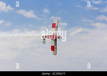Flugzeuge AN-2 in einer Kurve gegen den Himmel mit Wolken Stockfoto