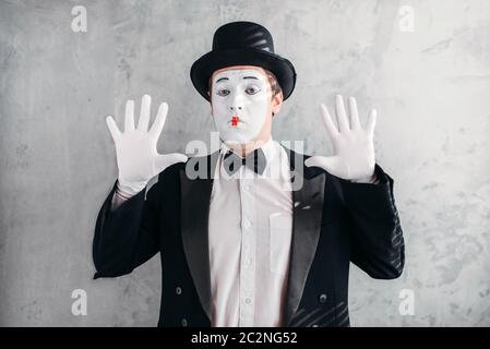 Lustige Pantomime mit Make-up Maske. Pantomime im Anzug, Handschuhe und Mütze. April fools Day Konzept Stockfoto