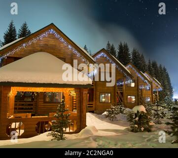 Schöne Skichalets in der Nacht Stockfoto