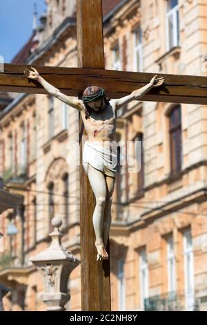 Hölzernes Denkmal Jesu Kreuzigung in der europäischen Stadt Stockfoto